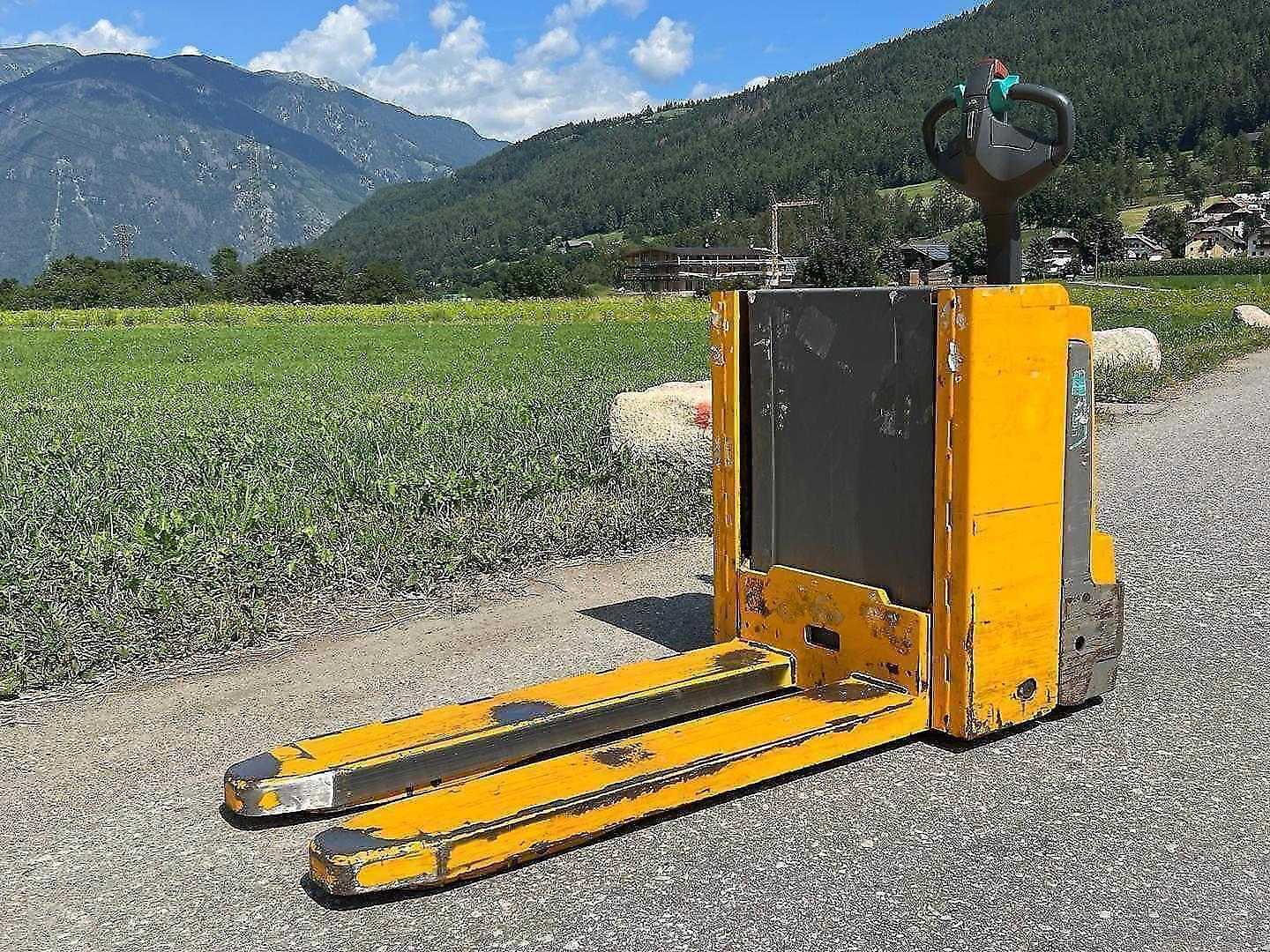 Used Forklift Jungheinrich EJE C20i Gājēju krautņotājs ar dīseli (Image 4) Used Forklift Jungheinrich EJE C20i Gājēju krautņotājs ar dīseli (Image 4)