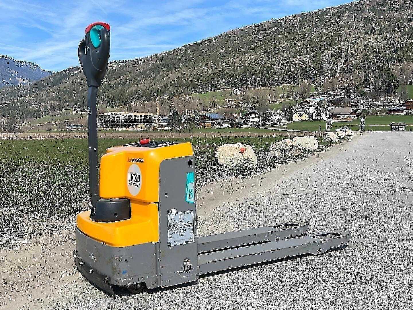 Used Forklift Jungheinrich EJE M15i Gājēju krautņotājs ar dīseli (Image 1) Used Forklift Jungheinrich EJE M15i Gājēju krautņotājs ar dīseli (Image 1)