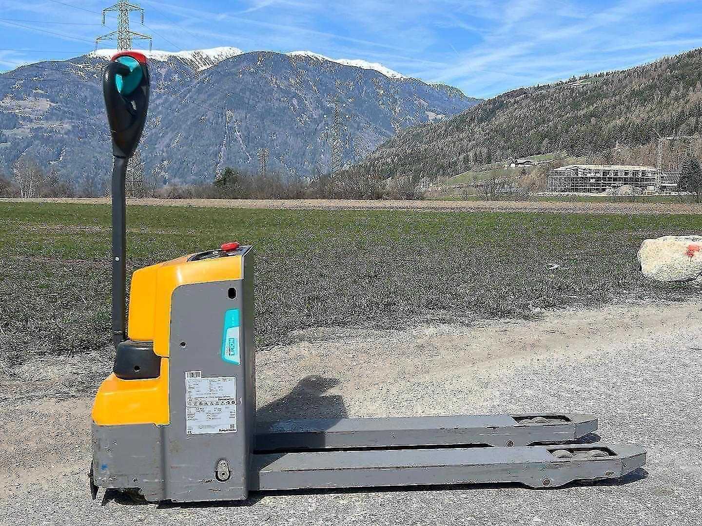 Used Forklift Jungheinrich EJE M15i Gājēju krautņotājs ar dīseli (Image 2) Used Forklift Jungheinrich EJE M15i Gājēju krautņotājs ar dīseli (Image 2)
