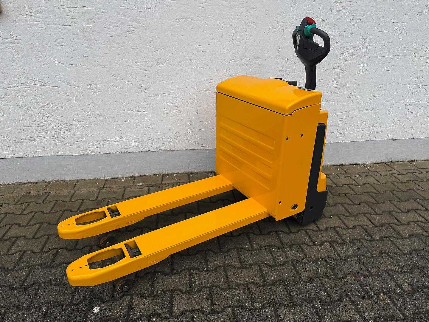 Used Forklift Jungheinrich EJE120 Gājēju krautņotājs ar dīseli (Image 3) Used Forklift Jungheinrich EJE120 Gājēju krautņotājs ar dīseli (Image 3)