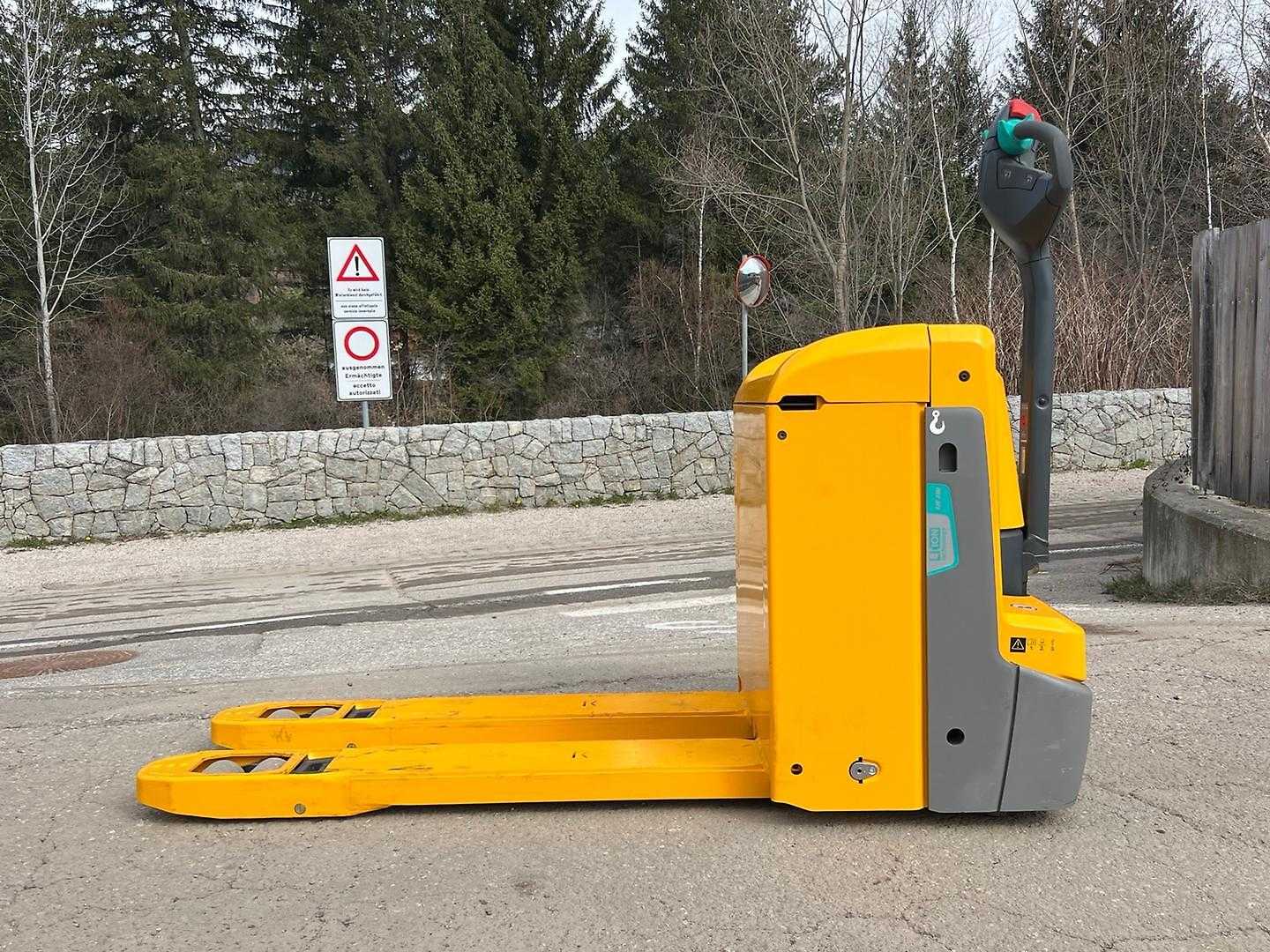 Used Forklift Jungheinrich EJE 230 Gājēju krautņotājs ar dīseli (Image 5) Used Forklift Jungheinrich EJE 230 Gājēju krautņotājs ar dīseli (Image 5)