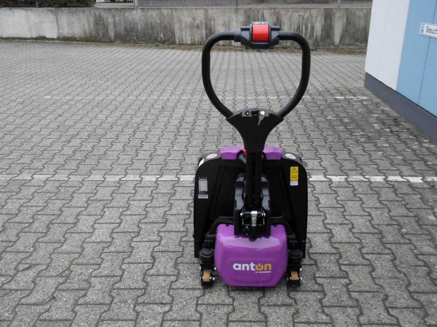 Used Forklift Jungheinrich AntOn PTL 1.5 mit Stützrädern - Neugerät! Gājēju krautņotājs ar dīseli (Image 4) Used Forklift Jungheinrich AntOn PTL 1.5 mit Stützrädern - Neugerät! Gājēju krautņotājs ar dīseli (Image 4)