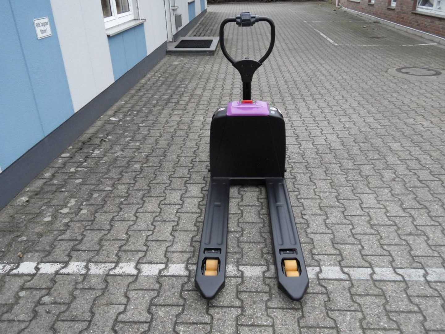 Used Forklift Jungheinrich AntOn PTL 1.5 mit Stützrädern - Neugerät! Gājēju krautņotājs ar dīseli (Image 5) Used Forklift Jungheinrich AntOn PTL 1.5 mit Stützrädern - Neugerät! Gājēju krautņotājs ar dīseli (Image 5)