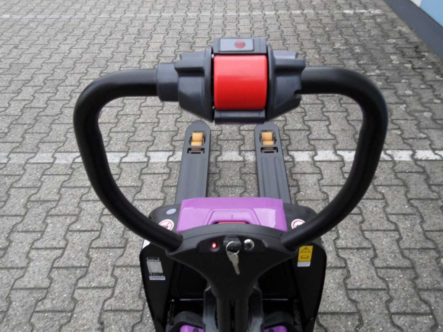 Used Forklift Jungheinrich AntOn PTL 1.5 mit Stützrädern - Neugerät! Gājēju krautņotājs ar dīseli (Image 8) Used Forklift Jungheinrich AntOn PTL 1.5 mit Stützrädern - Neugerät! Gājēju krautņotājs ar dīseli (Image 8)