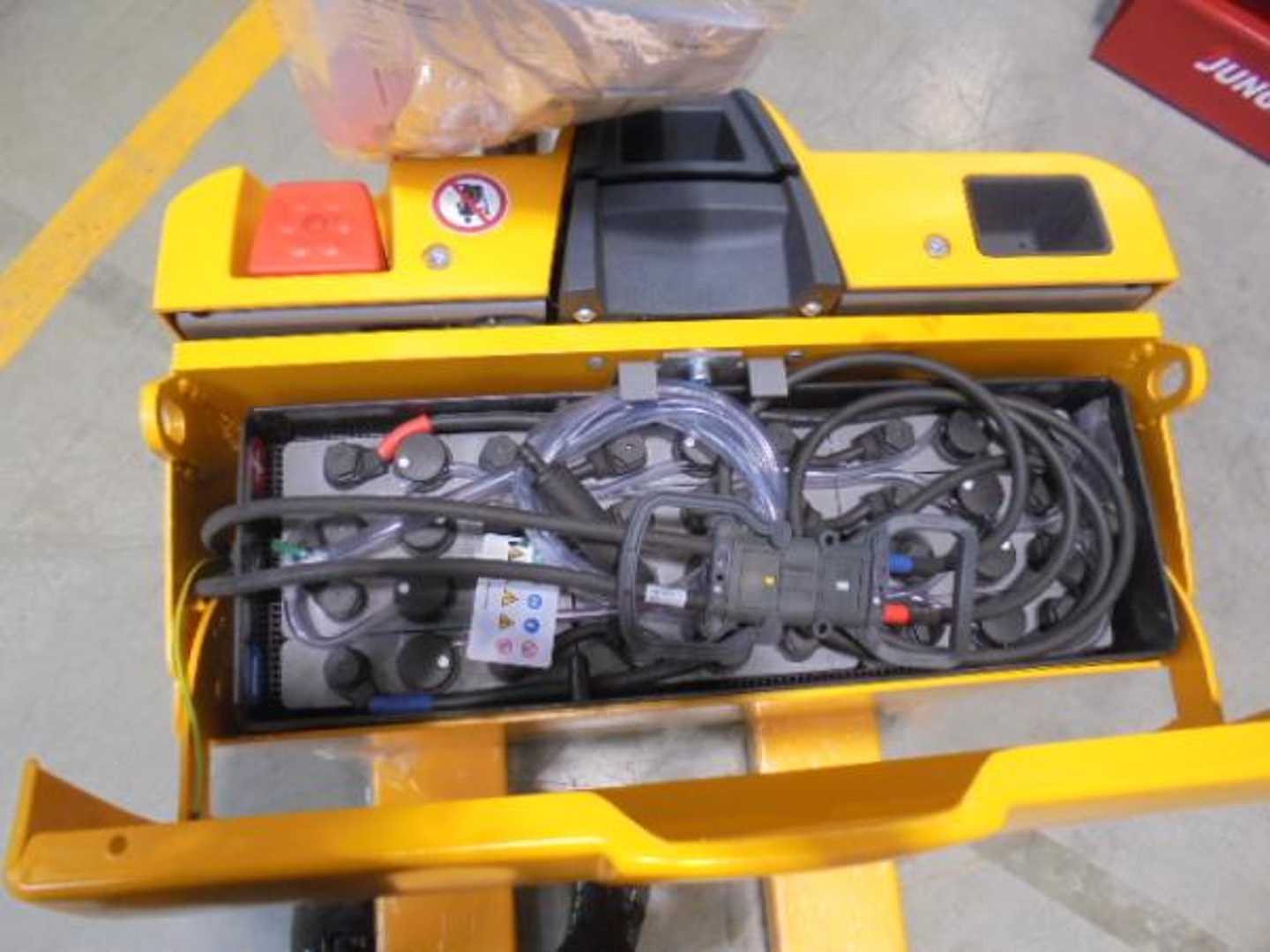 Used Forklift Jungheinrich EJE 116 100-67 Gājēju krautņotājs ar dīseli (Image 3) Used Forklift Jungheinrich EJE 116 100-67 Gājēju krautņotājs ar dīseli (Image 3)