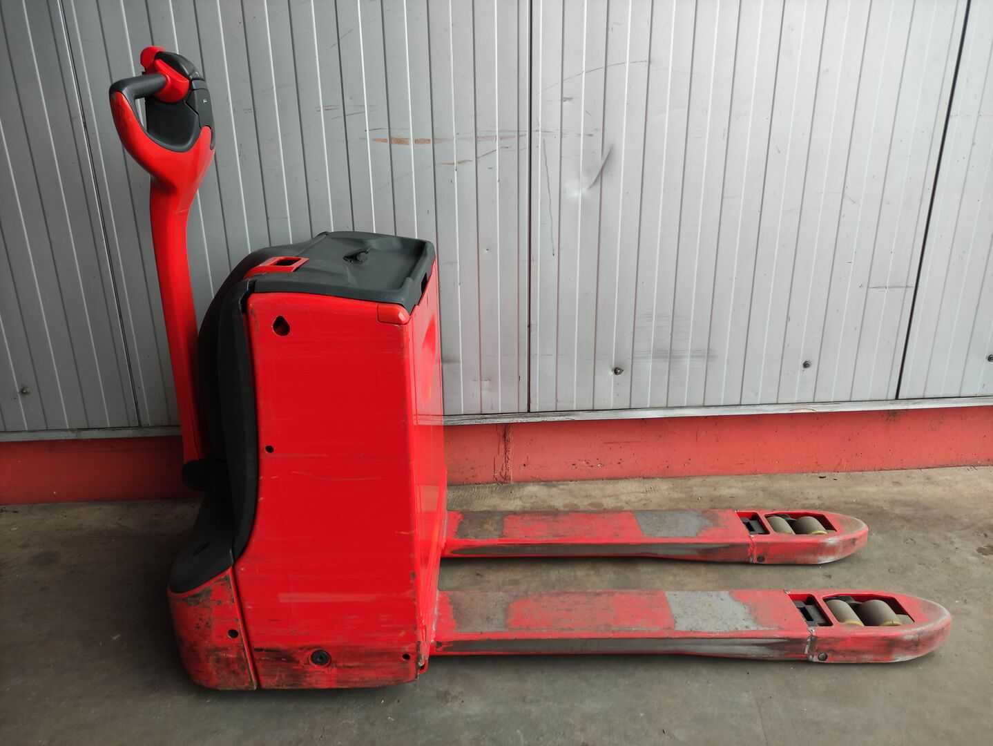 Used Forklift Linde T18-1152 Gājēju krautņotājs ar dīseli (Image 2) Used Forklift Linde T18-1152 Gājēju krautņotājs ar dīseli (Image 2)
