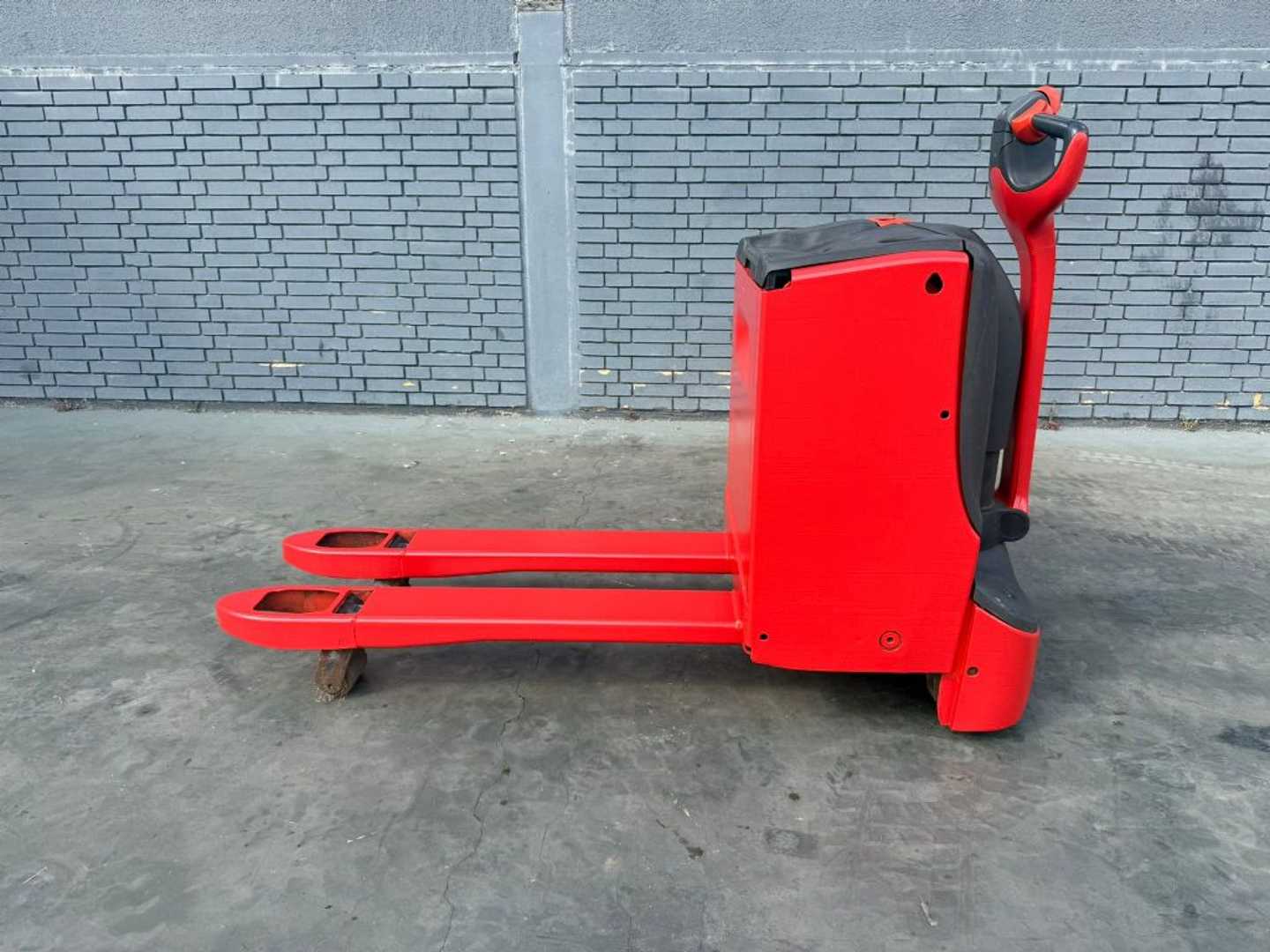 Used Forklift Linde T 18 Baujahr 2009 Akku 2017 Gājēju krautņotājs ar dīseli (Image 3) Used Forklift Linde T 18 Baujahr 2009 Akku 2017 Gājēju krautņotājs ar dīseli (Image 3)