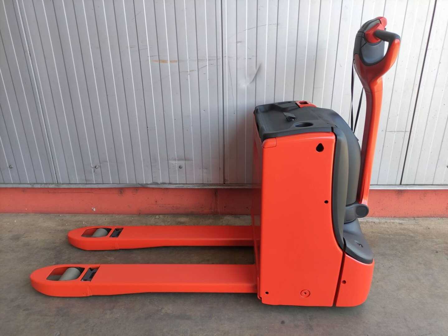 Used Forklift Linde T18-1152 / Neu lackiert Gājēju krautņotājs ar dīseli (Image 1) Used Forklift Linde T18-1152 / Neu lackiert Gājēju krautņotājs ar dīseli (Image 1)