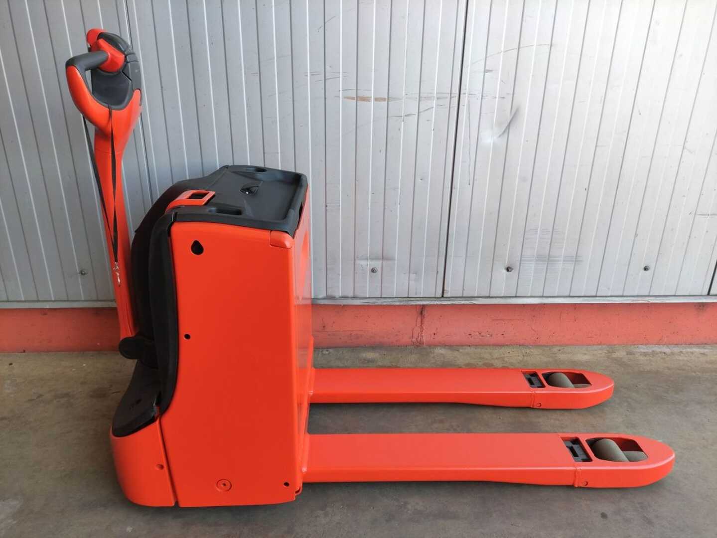 Used Forklift Linde T18-1152 / Neu lackiert Gājēju krautņotājs ar dīseli (Image 2) Used Forklift Linde T18-1152 / Neu lackiert Gājēju krautņotājs ar dīseli (Image 2)