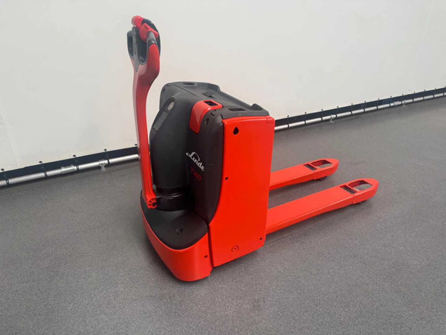 Used Forklift Linde T 20 Gājēju krautņotājs ar dīseli (Image 1) Used Forklift Linde T 20 Gājēju krautņotājs ar dīseli (Image 1)