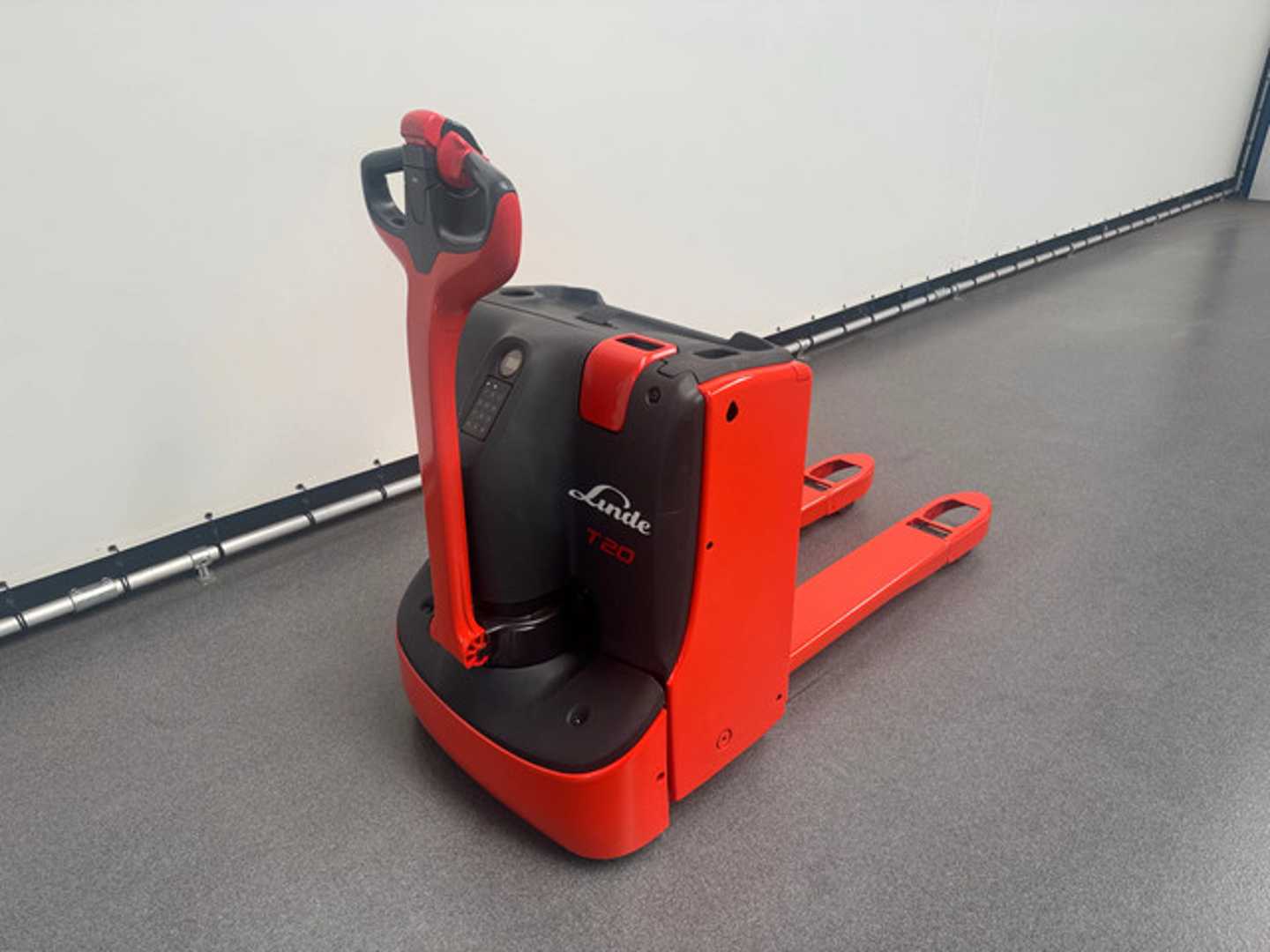 Used Forklift Linde T 20 Gājēju krautņotājs ar dīseli (Image 2) Used Forklift Linde T 20 Gājēju krautņotājs ar dīseli (Image 2)