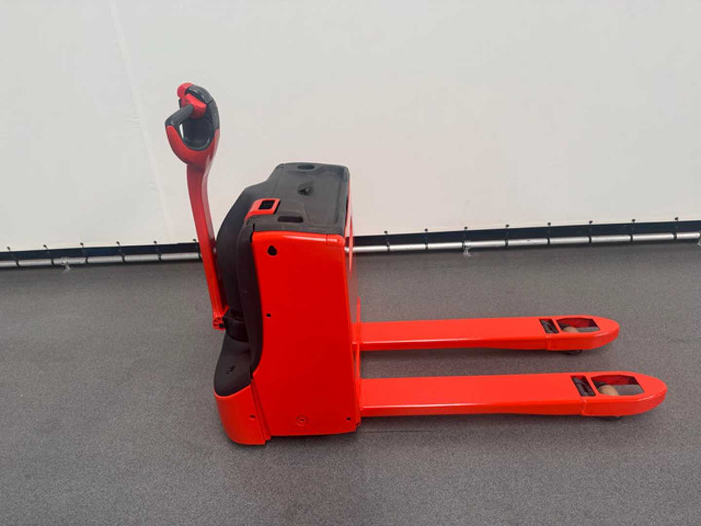 Used Forklift Linde T 20 Gājēju krautņotājs ar dīseli (Image 3) Used Forklift Linde T 20 Gājēju krautņotājs ar dīseli (Image 3)