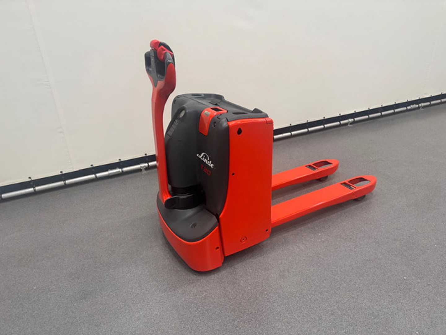 Used Forklift Linde T 20 Gājēju krautņotājs ar dīseli (Image 2) Used Forklift Linde T 20 Gājēju krautņotājs ar dīseli (Image 2)