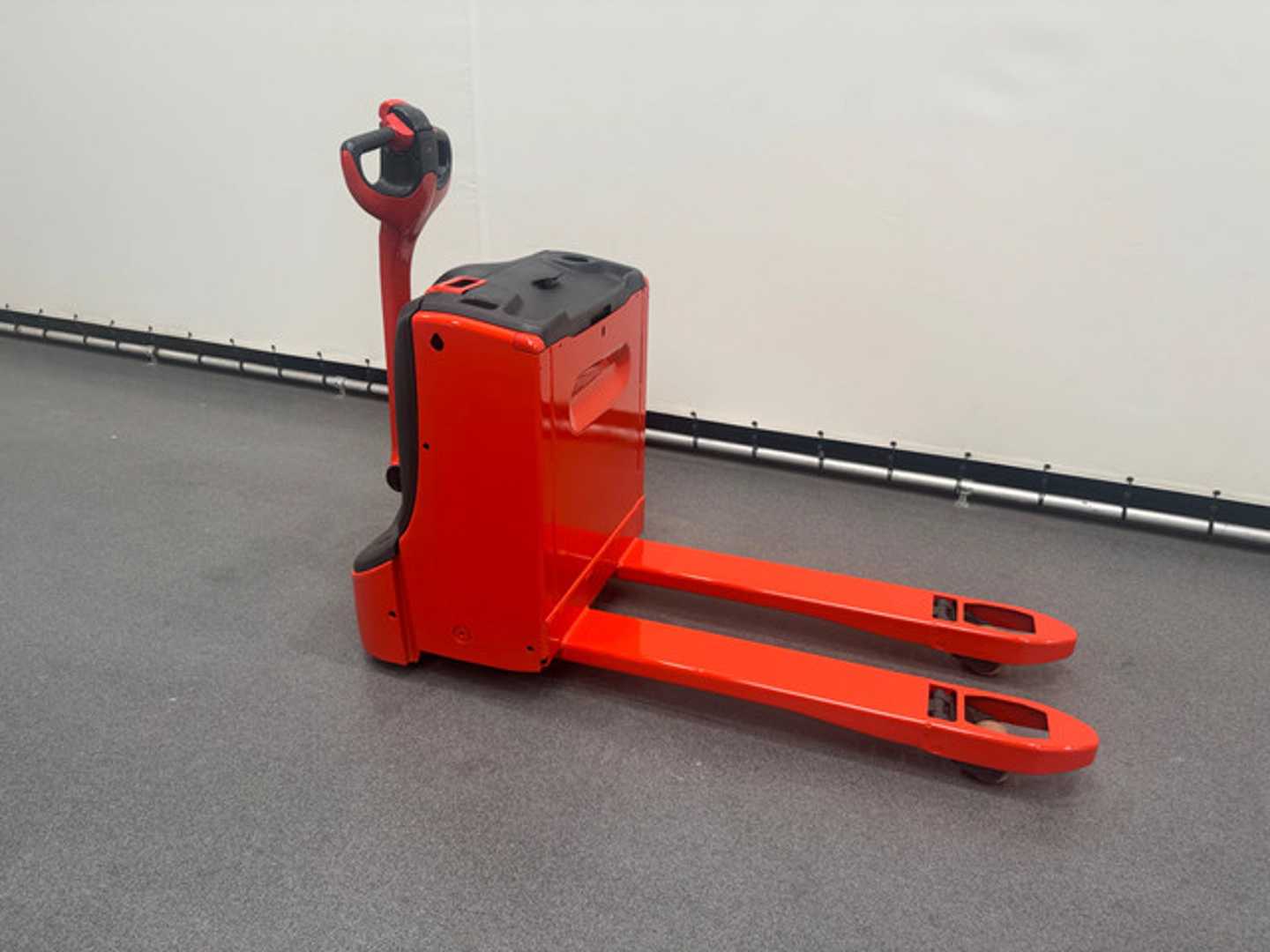Used Forklift Linde T 20 Gājēju krautņotājs ar dīseli (Image 7) Used Forklift Linde T 20 Gājēju krautņotājs ar dīseli (Image 7)