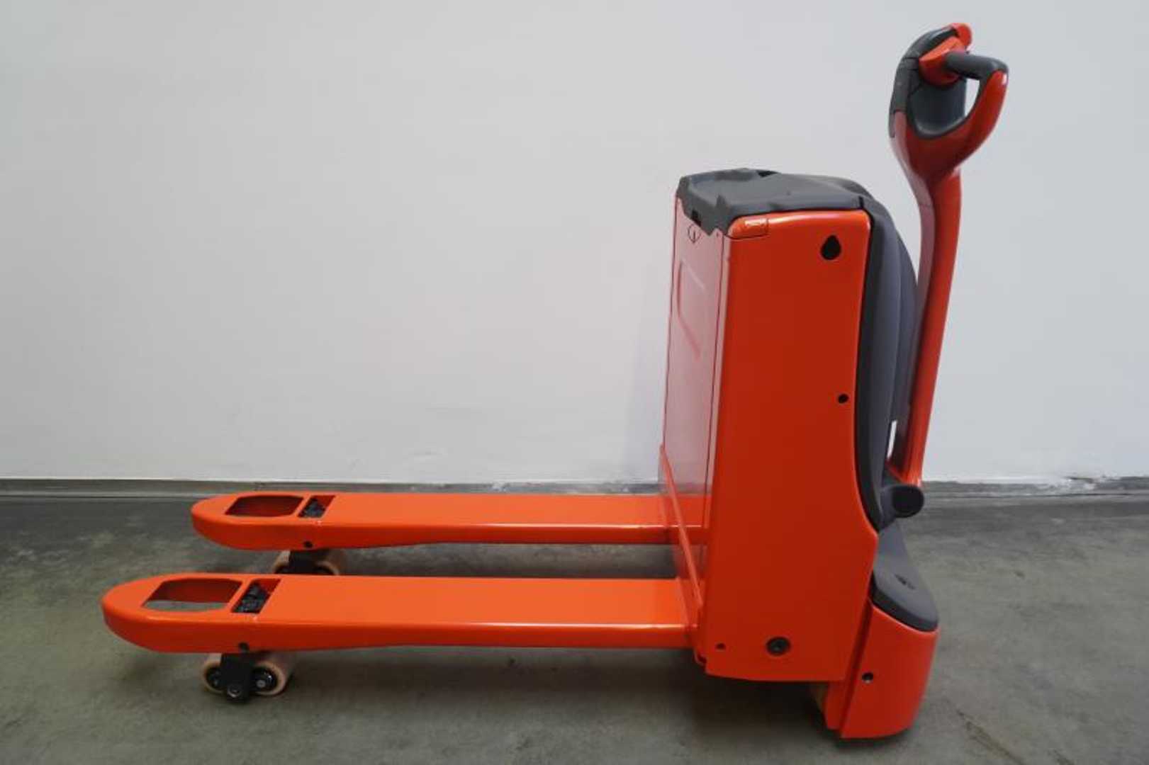 Used Forklift Linde T 16 1152-02 Gājēju krautņotājs ar dīseli (Image 3) Used Forklift Linde T 16 1152-02 Gājēju krautņotājs ar dīseli (Image 3)