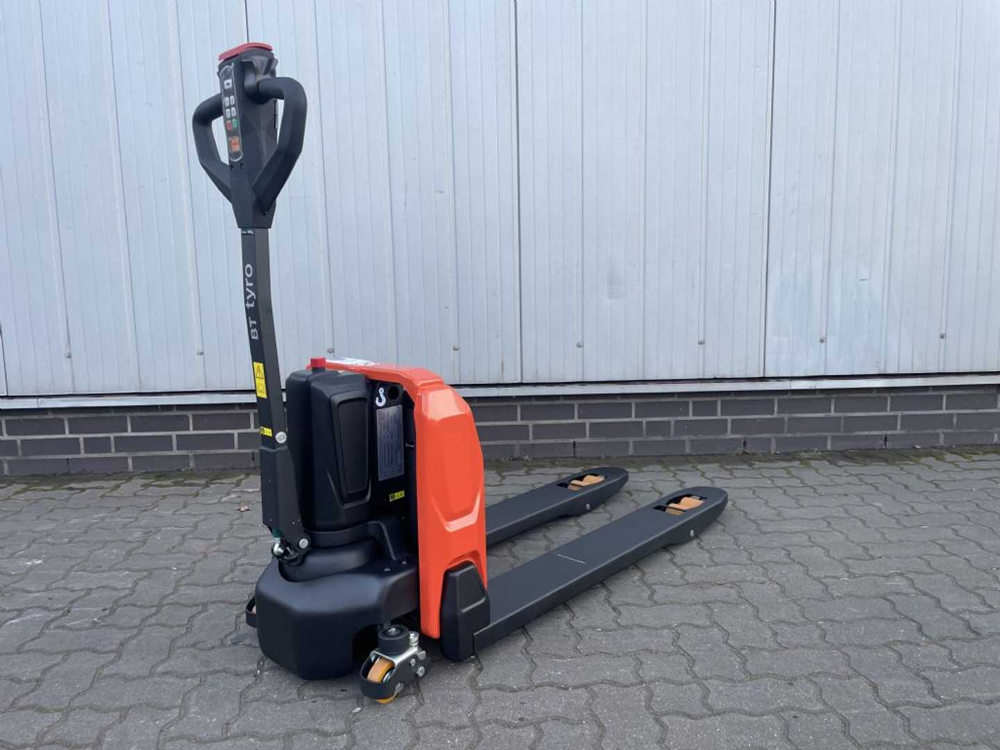 Used Forklift Toyota Tyro LHE150 | Demo unit - only 5 working hours Gājēju krautņotājs ar dīseli (Image 3) Used Forklift Toyota Tyro LHE150 | Demo unit - only 5 working hours Gājēju krautņotājs ar dīseli (Image 3)