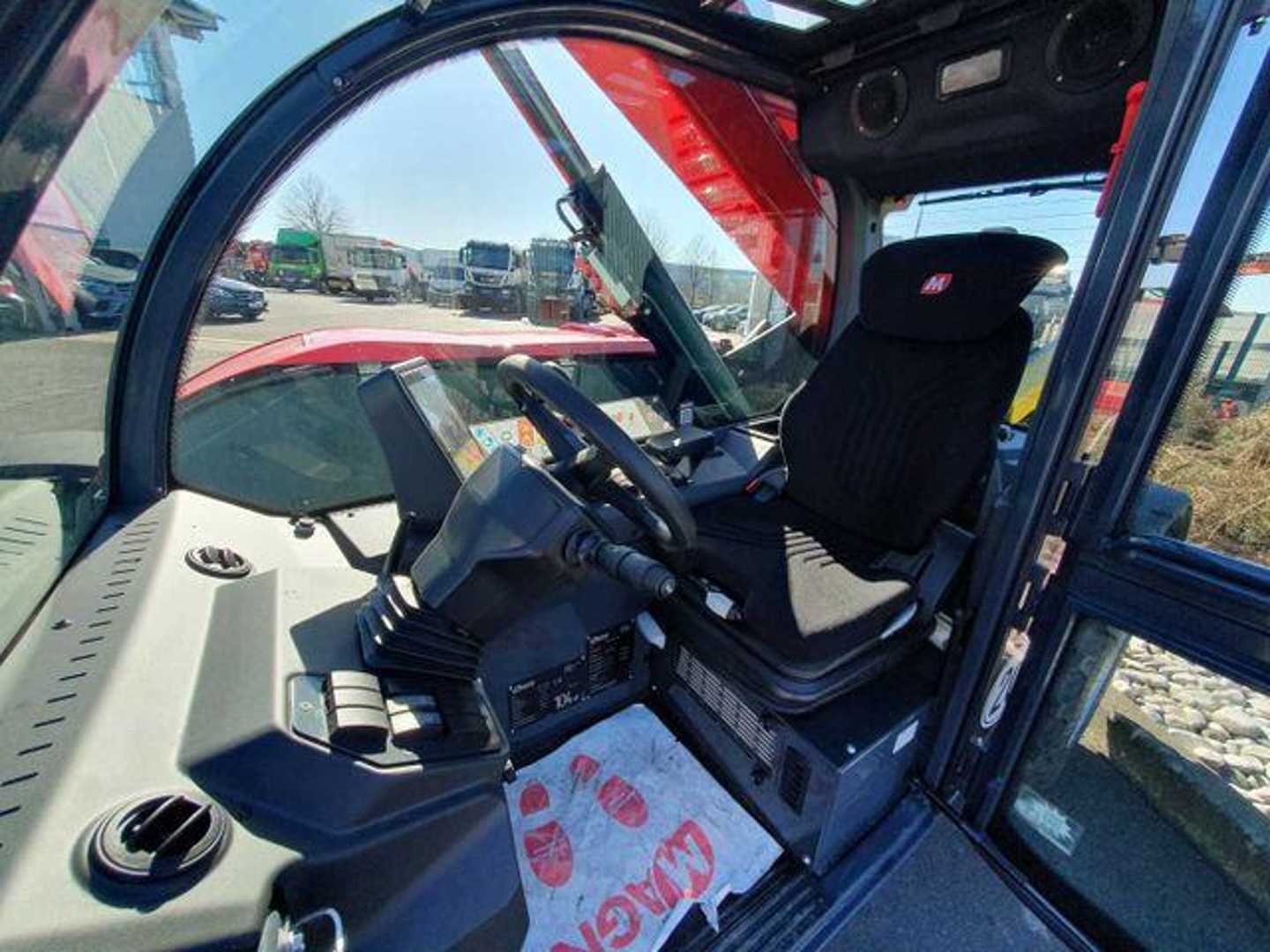 Used Forklift Magni TH 3.6-D5/D / 3to - 5,8m / 75PS Teleskopiskais iekrāvējs (Image 12) Used Forklift Magni TH 3.6-D5/D / 3to - 5,8m / 75PS Teleskopiskais iekrāvējs (Image 12)