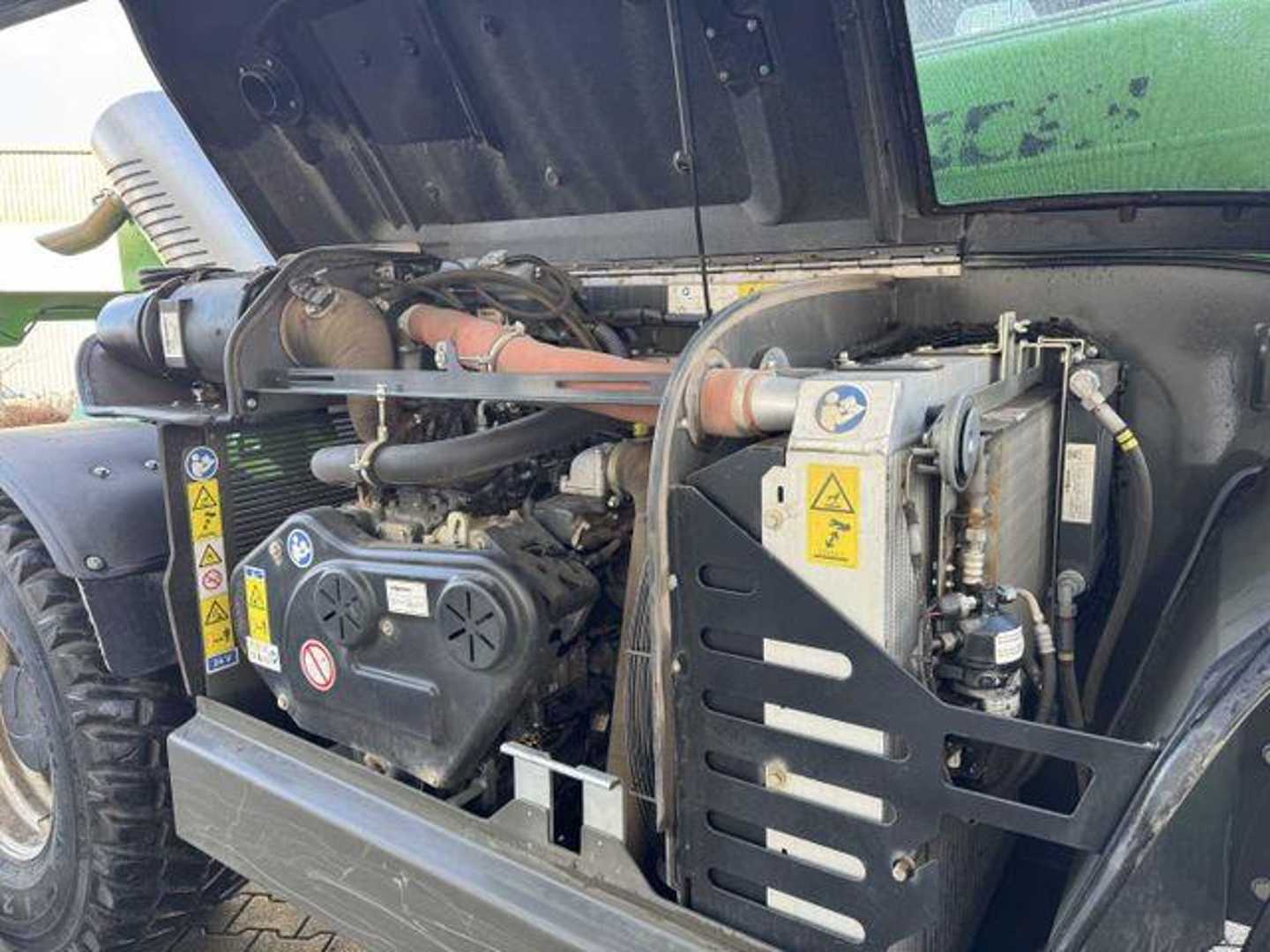 Used Forklift Sennebogen 355 E / Greifschaufel / nur 998h! Teleskopiskais iekrāvējs (Image 8) Used Forklift Sennebogen 355 E / Greifschaufel / nur 998h! Teleskopiskais iekrāvējs (Image 8)