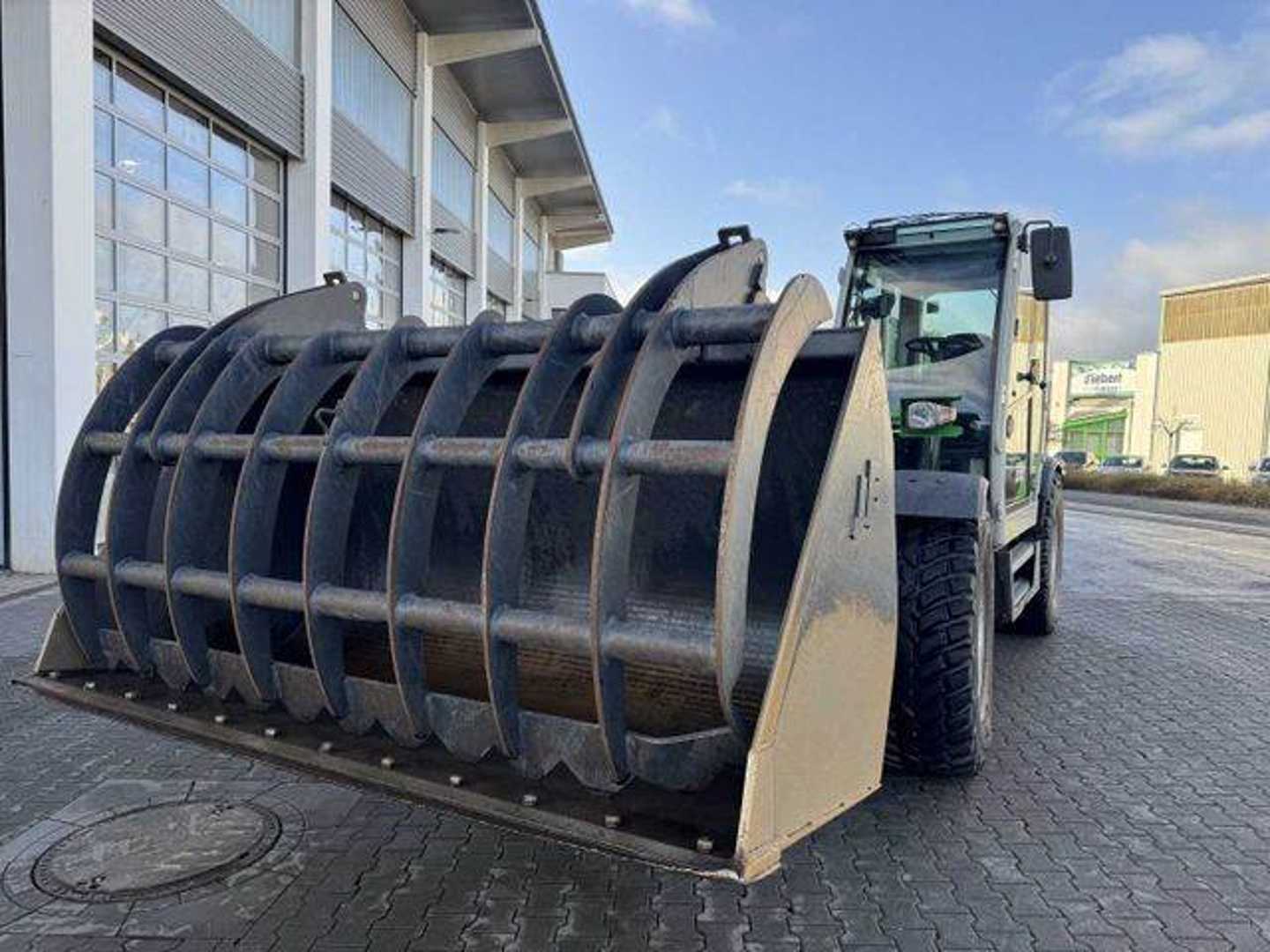 Used Forklift Sennebogen 355 E / Greifschaufel / nur 998h! Teleskopiskais iekrāvējs (Image 20) Used Forklift Sennebogen 355 E / Greifschaufel / nur 998h! Teleskopiskais iekrāvējs (Image 20)