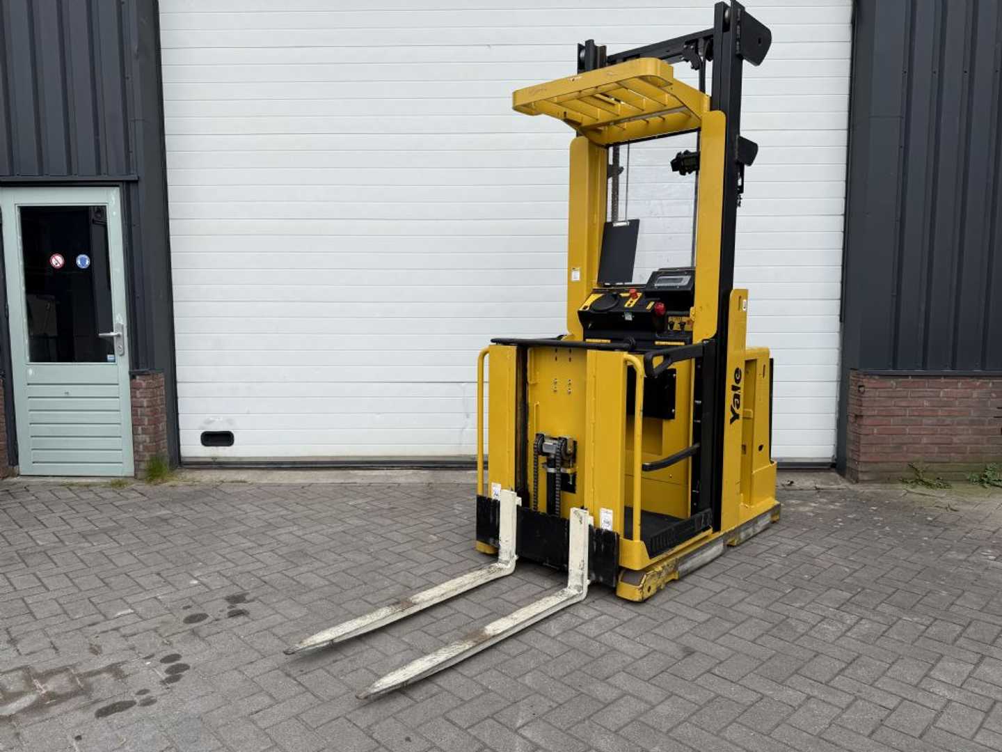 Used Forklift Yale MO10EAC Vidējo augstplauktu komplektētājs (2,5 - 6 m) (Image 3) Used Forklift Yale MO10EAC Vidējo augstplauktu komplektētājs (2,5 - 6 m) (Image 3)