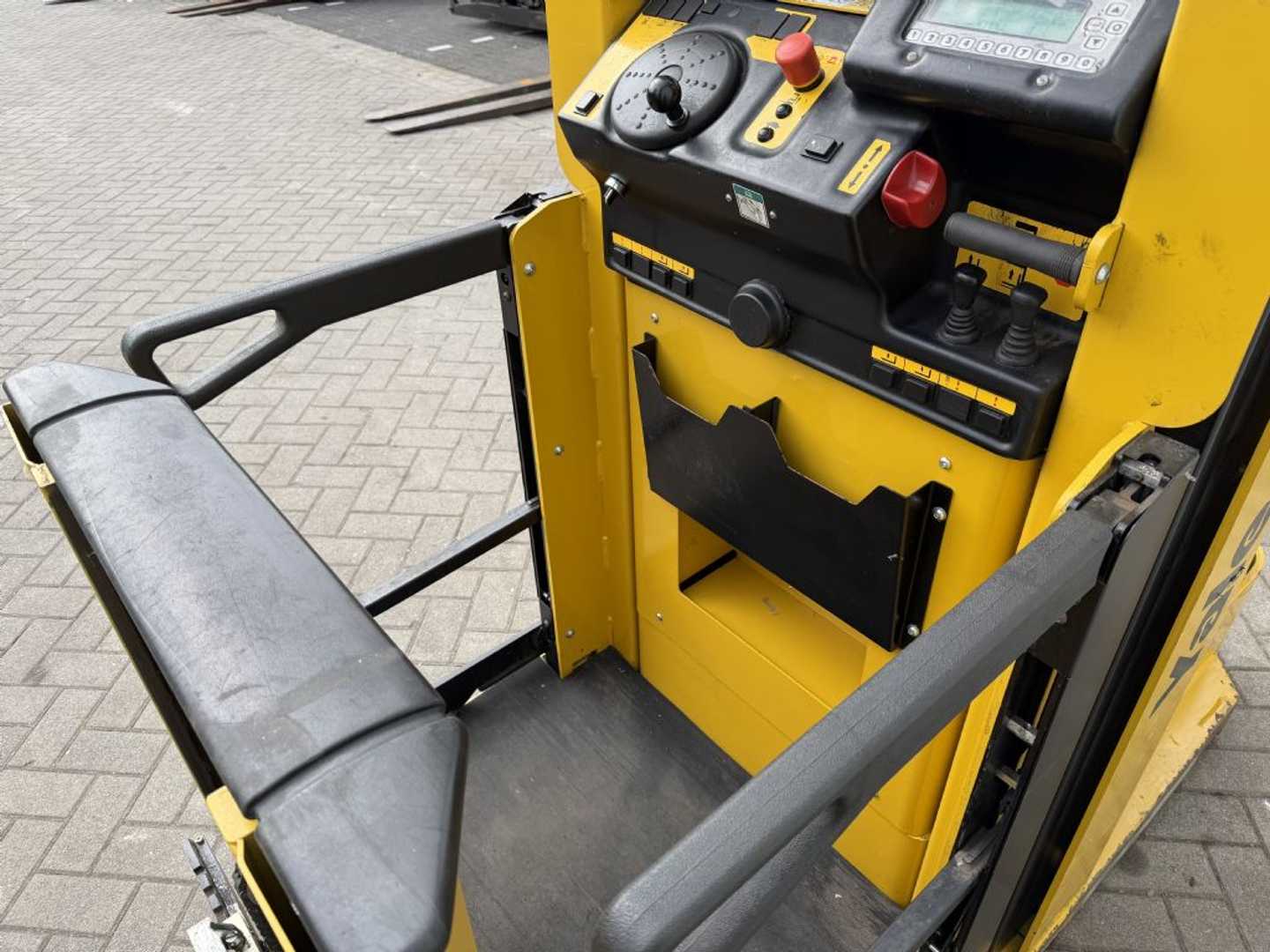 Used Forklift Yale MO10EAC Vidējo augstplauktu komplektētājs (2,5 - 6 m) (Image 9) Used Forklift Yale MO10EAC Vidējo augstplauktu komplektētājs (2,5 - 6 m) (Image 9)