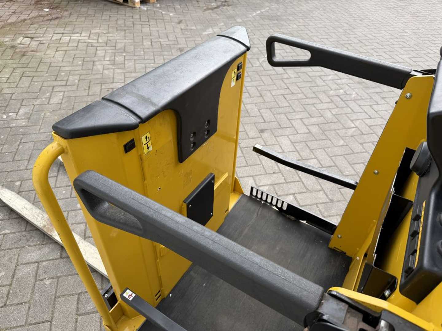 Used Forklift Yale MO10EAC Vidējo augstplauktu komplektētājs (2,5 - 6 m) (Image 10) Used Forklift Yale MO10EAC Vidējo augstplauktu komplektētājs (2,5 - 6 m) (Image 10)