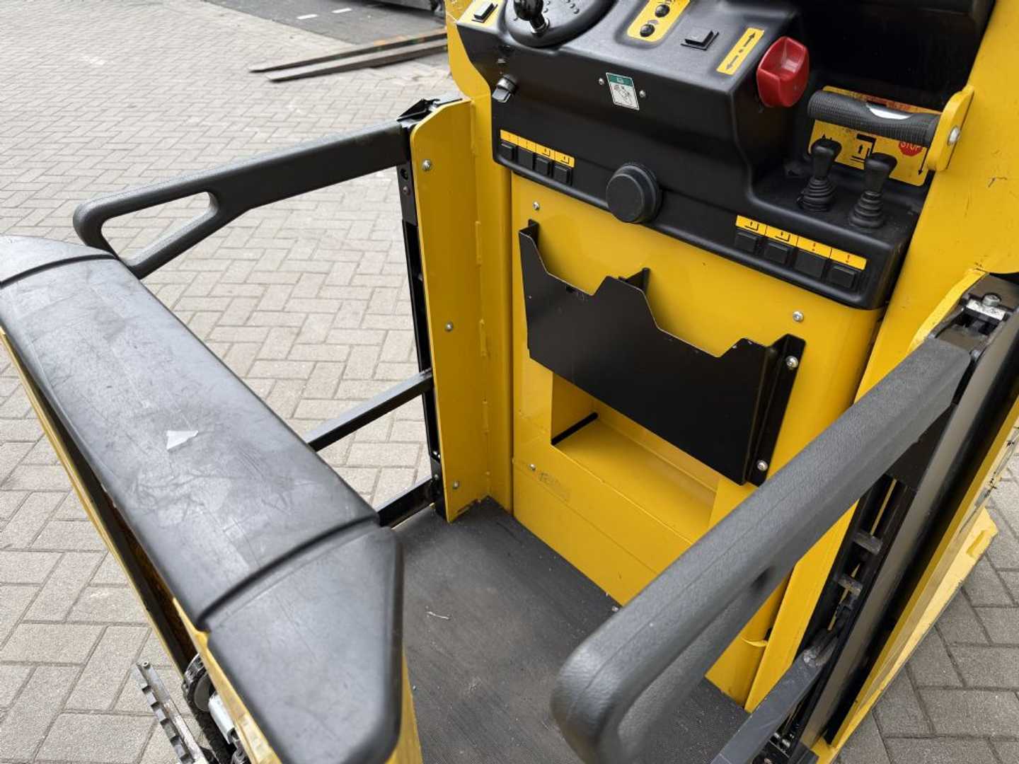 Used Forklift Yale MO10EAC Vidējo augstplauktu komplektētājs (2,5 - 6 m) (Image 9) Used Forklift Yale MO10EAC Vidējo augstplauktu komplektētājs (2,5 - 6 m) (Image 9)