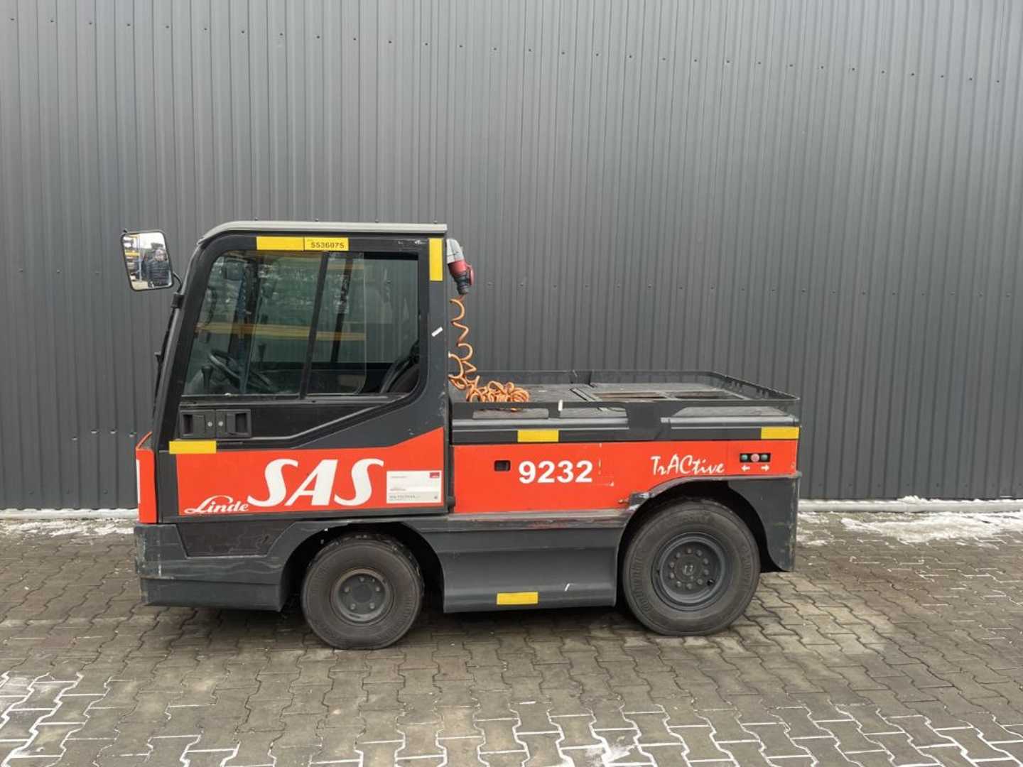 Used Forklift Linde P250 Vilcējs (Image 2) Used Forklift Linde P250 Vilcējs (Image 2)