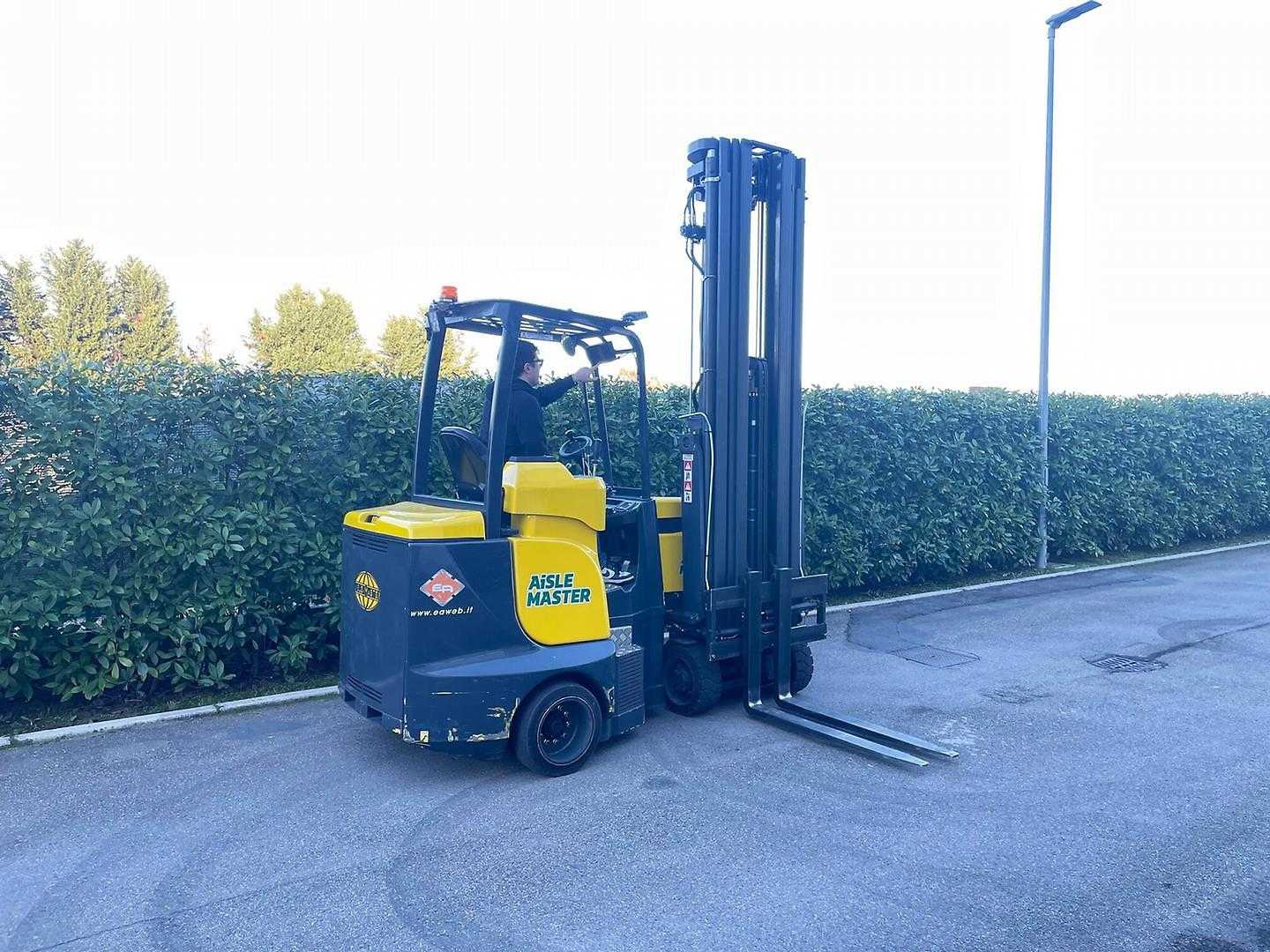 Used Forklift Aisle Master AM20WHE Četrpusējais iekrāvējs (Image 1) Used Forklift Aisle Master AM20WHE Četrpusējais iekrāvējs (Image 1)