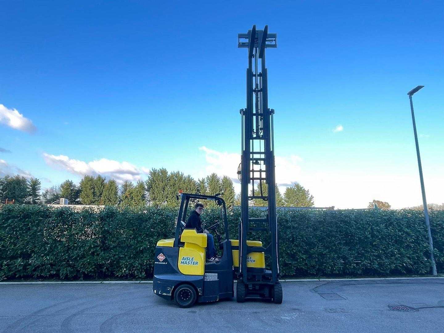Used Forklift Aisle Master AM20WHE Četrpusējais iekrāvējs (Image 2) Used Forklift Aisle Master AM20WHE Četrpusējais iekrāvējs (Image 2)