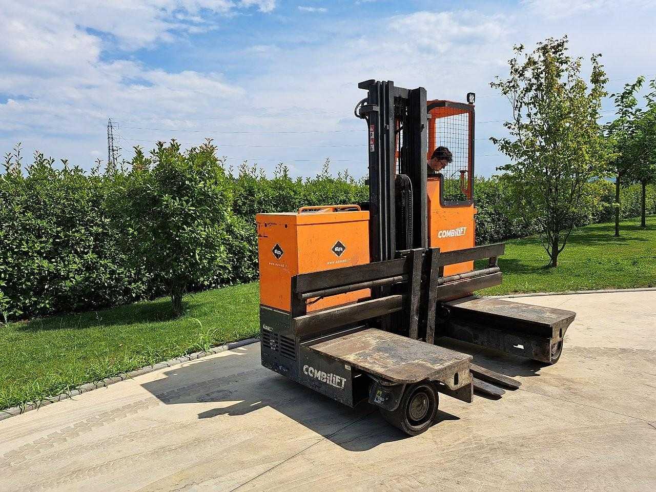 Used Forklift Combilift C2500STE Četrpusējais iekrāvējs (Image 2) Used Forklift Combilift C2500STE Četrpusējais iekrāvējs (Image 2)