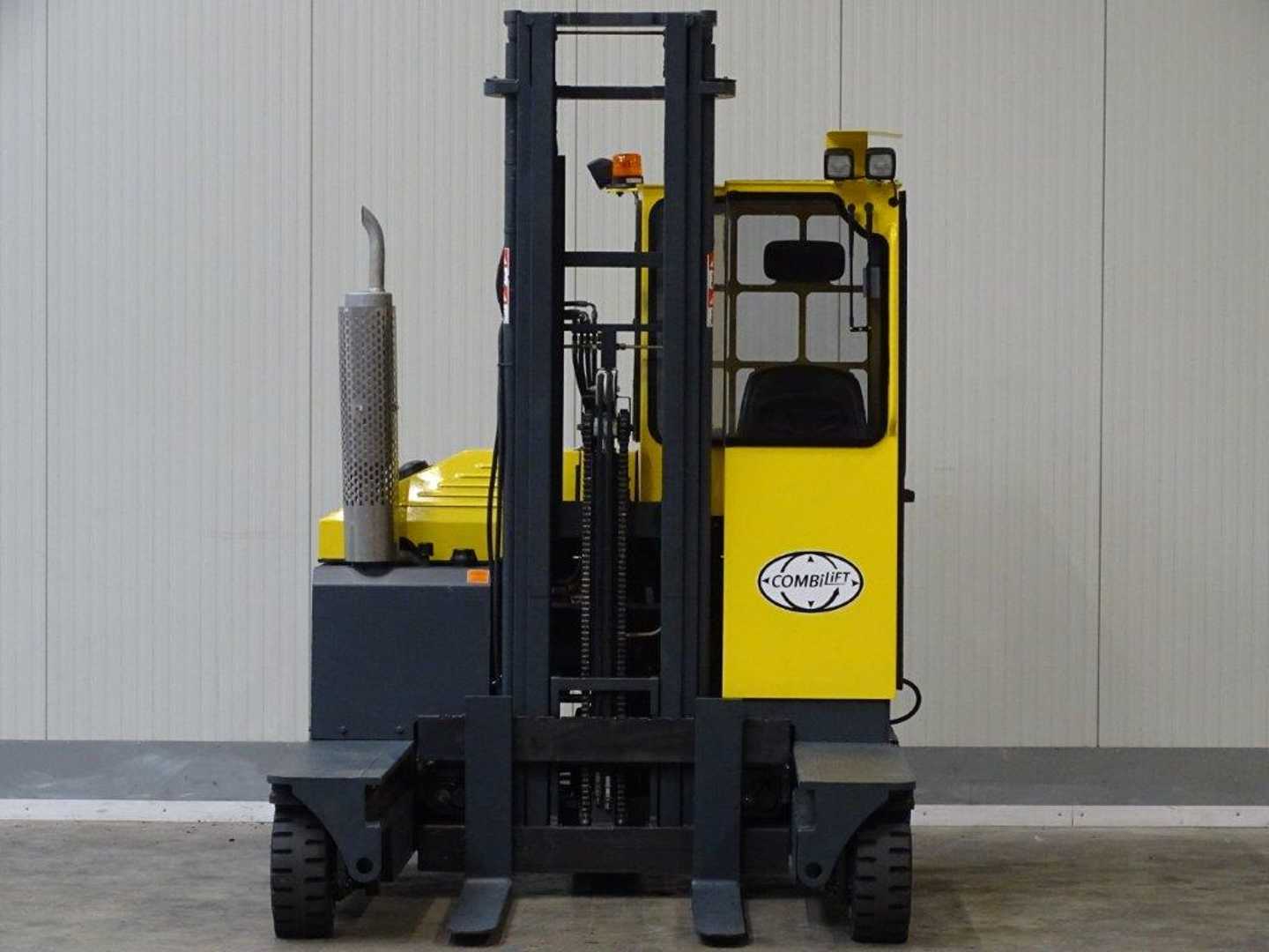 Used Forklift Combilift C3000 Četrpusējais iekrāvējs (Image 2) Used Forklift Combilift C3000 Četrpusējais iekrāvējs (Image 2)