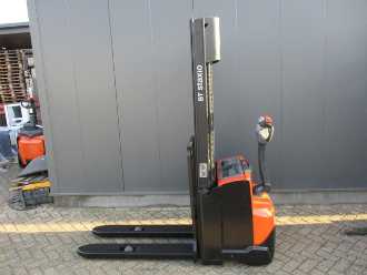 Muletto usato BT SWE120 ELEKTRO HOCHHUBWAGENFAHRERSTAND (13053809) backdrop