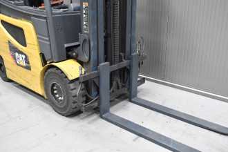 Muletto usato CATERPILLAR 2EPC5000 /56493/ ELEKTRO VIERRADFRONTSTAPLER (13041119)