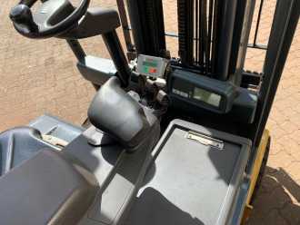 Muletto usato CATERPILLAR 2ET4000 ELEKTRO DREIRADFRONTSTAPLER (12799749)