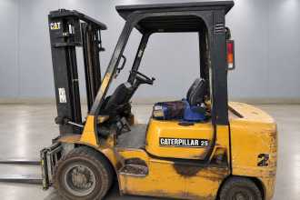 Muletto usato CATERPILLAR DP 25 K /58724/ DIESEL VIERRADFRONTSTAPLER (13065573) backdrop