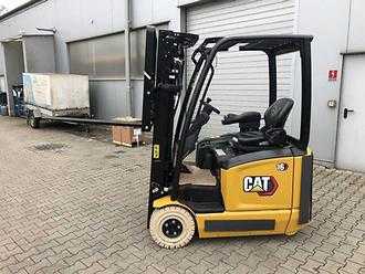 Muletto usato CATERPILLAR EP16ACNT ELEKTRO DREIRADFRONTSTAPLER (13074323)
