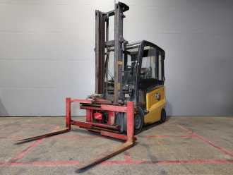 Muletto usato CATERPILLAR EP30CN ELEKTRO VIERRADFRONTSTAPLER (13037349) backdrop
