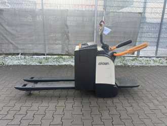 Muletto usato CROWN WT 3040 Baujahr 2018/ Stunden 4421 Akku Bj 2019 ELEKTRO HOCHHUBWAGENDEICHSEL (13019516) backdrop
