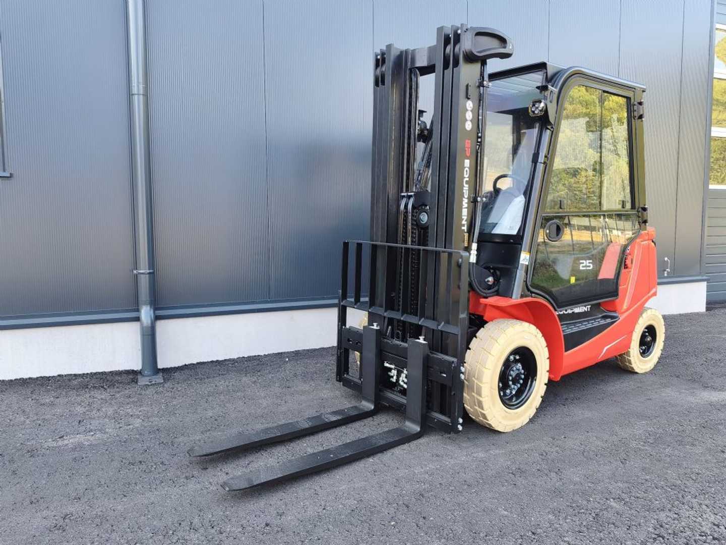 Muletto usato EP EFL25 PRO NEUMASCHINE ELEKTRO VIERRADFRONTSTAPLER (13061865)