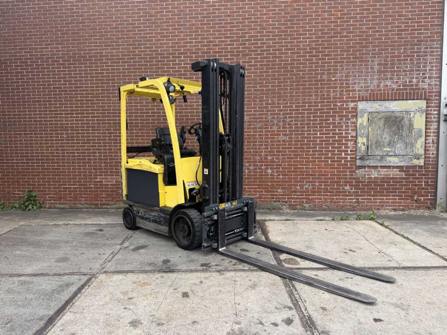 Muletto usato HYSTER E2.5XN MWB ELEKTRO VIERRADFRONTSTAPLER (13058032)