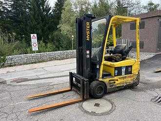 Muletto usato HYSTER J2.00XMT - 4750mm ELEKTRO DREIRADFRONTSTAPLER (13069368) backdrop