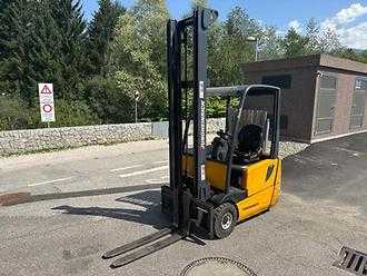 Muletto usato JUNGHEINRICH EFG 213 - 450ZT ELEKTRO DREIRADFRONTSTAPLER (13060853) backdrop