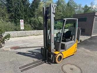 Muletto usato JUNGHEINRICH EFG 218k - 400ZT ELEKTRO DREIRADFRONTSTAPLER (13060855) backdrop