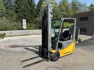 Muletto usato JUNGHEINRICH EFG 218k - 400ZZ ELEKTRO DREIRADFRONTSTAPLER (13064586) backdrop