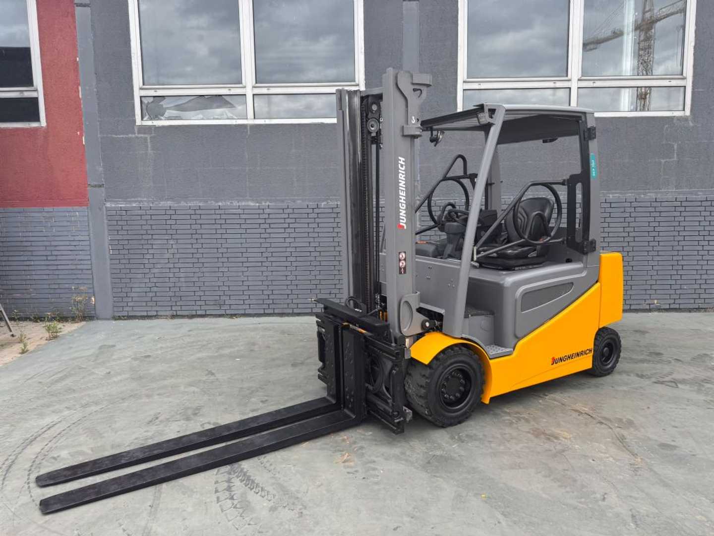 Muletto usato JUNGHEINRICH EFG 430 Baujahr 2019/ Stunden 8035/ Akku NEU 2026 ELEKTRO VIERRADFRONTSTAPLER (13047358)