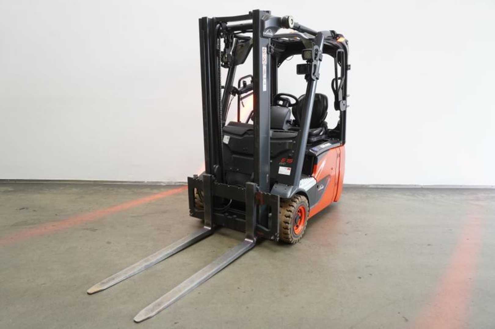 Muletto usato LINDE E 15 EVO 386-02 ELEKTRO DREIRADFRONTSTAPLER (13049001)