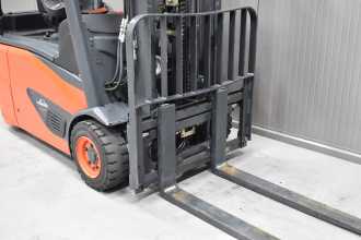 Muletto usato LINDE E 16 - 02 /58516/ ELEKTRO DREIRADFRONTSTAPLER (13067976)