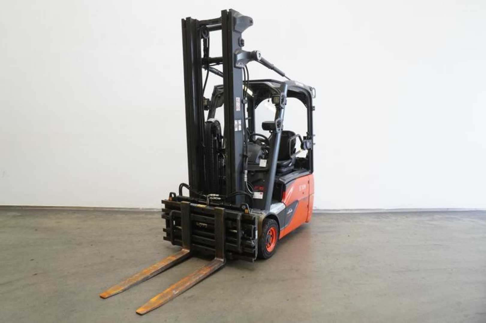 Muletto usato LINDE E 16 EVO 386-02 ELEKTRO DREIRADFRONTSTAPLER (13074280)