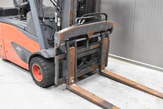 Muletto usato LINDE E 18 - 02 /58693/ ELEKTRO DREIRADFRONTSTAPLER (13075004)